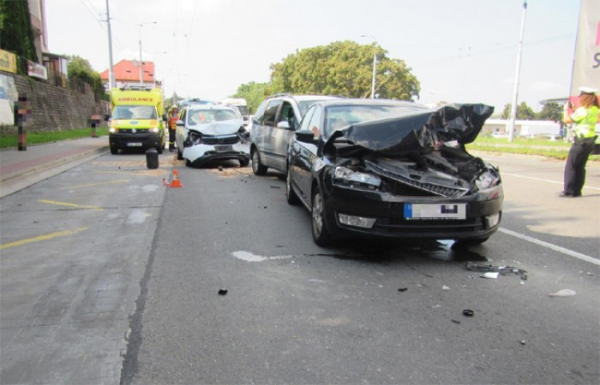 Nehoda tří vozidel ochromila dopravu ve Zlíně - Prštném