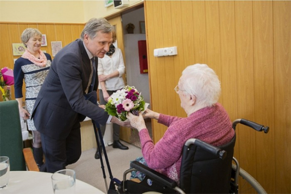 Hejtman poblahopřál paní Ludmile Krátké k 100. narozeninám