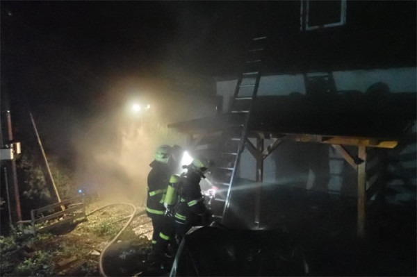 U požáru rodinného domu na Vsetínsku zasahovalo šest jednotek hasičů