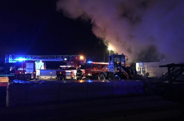 Sedm jednotek hasičů likvidovalo ve Zlíně - Loukách požár v areálu místní firmy