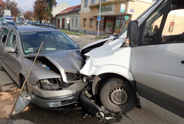 Nehoda v Napajedlech skončila zraněním řidičky