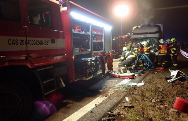 Při dopravní nehodě na Zlínsku museli hasiči vyprostit zaklíněného řidiče