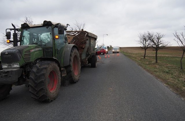 Třiapadesátiletá řidička narazila na Zlínsku do protijedoucího traktoru