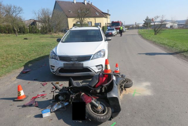 Podnapilý motorkář narazil na Zlínsku do osobního vozidla, řidičák zpět zřejmě dlouho nedostane