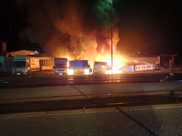 Večerní požár v Lípě na Zlínsku zničil několik vozidel