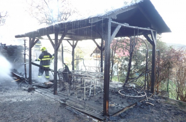 Plameny zničily zahradní altán na Zlínsku