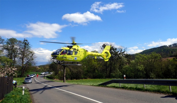 Řidič motocyklu byl po střetu s osobním automobilem transportován vrtulníkem do nemocnice