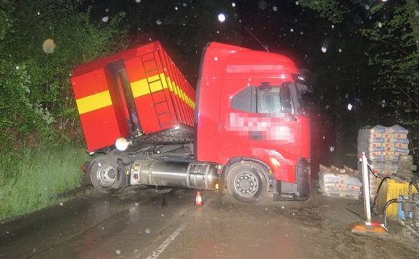 Hlavní tah z Vizovic na Valašskou Polanku zablokoval kamion
