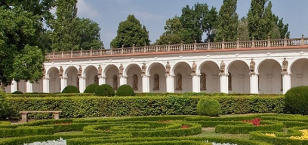 Výstava představuje krásy  Květné zahrady v Kroměříži
