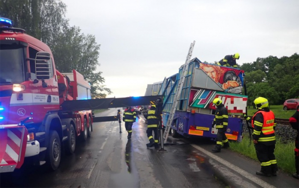 Nehoda kamionu s pouťovou atrakcí na Vsetínsku omezila provoz na železnici i komunikaci