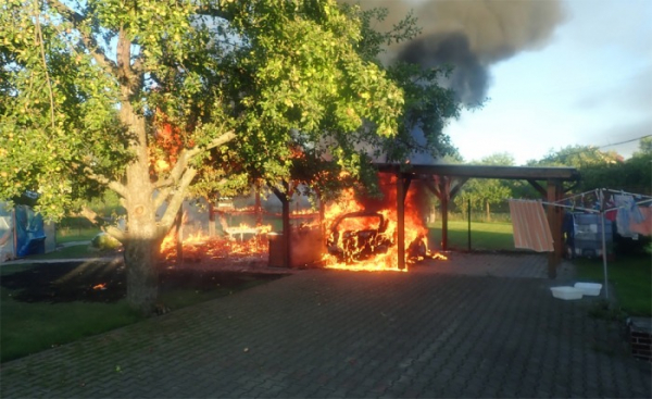 Na Zlínsku hořela pergola u rodinného domu, škody byly vyčísleny na 300 000 korun