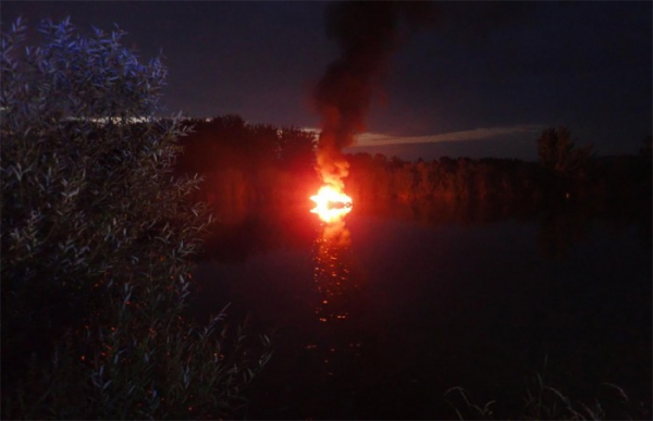 Uprostřed řeky Moravy došlo k požáru lodi, majitelé se zachránili skokem do vody