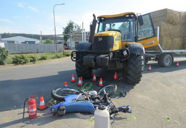Řidič traktoru při odbočování přehlédl motorkáře a došlo ke střetu