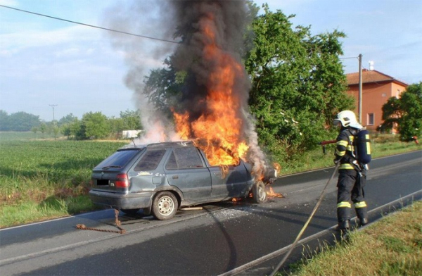 Po nehodě a následném vyproštění začalo vozidlo hořet