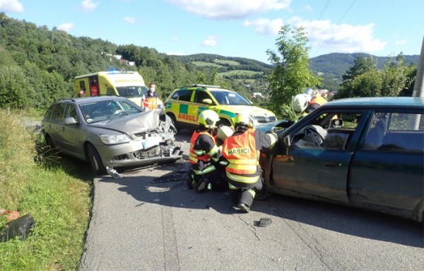 Dvě zranění si vyžádal čelní střet dvou osobních automobilů u Kašavy na Zlínsku