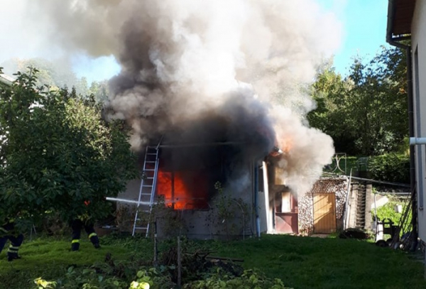V obci Hošťálková na Vsetínsku došlo k požáru přístřešku u rodinného domu
