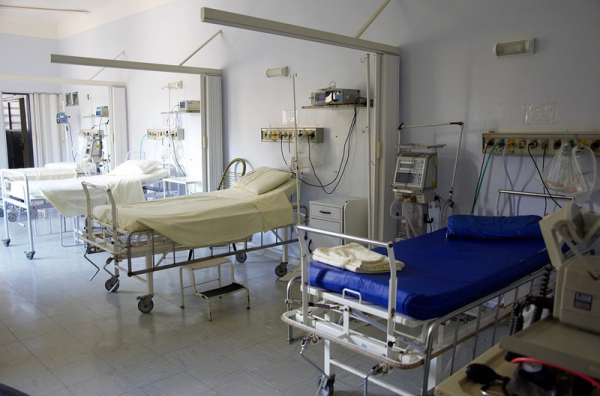Omezení výkonů v krajských nemocnicích kvůli koronaviru přinese problém s úhradami, upozornili hejtmani