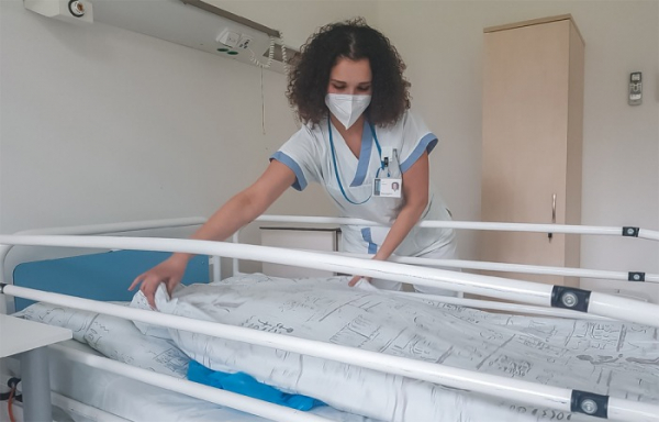 Studentka Marie Hanáčková pomáhá zlínské nemocnici, její příběh uveřejnila CNN