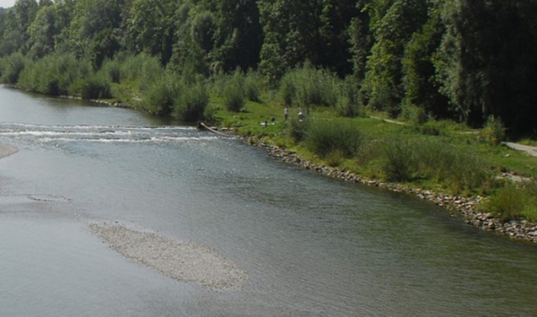 Ve Valašském Meziříčí unikla do řeky Bečvy neznámá zpěněná látka