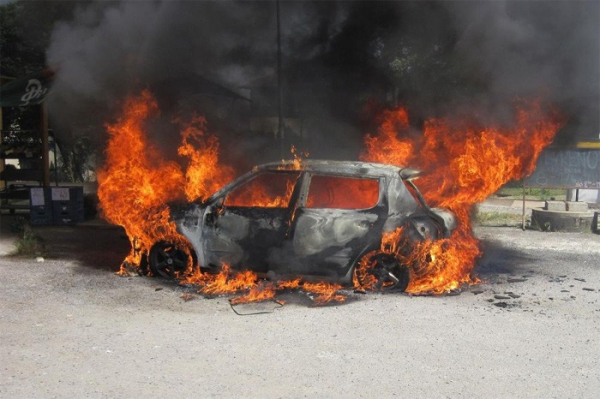 Hořící vozidlo ohrožovalo okolí. Popáleného majitele ošetřili záchranáři