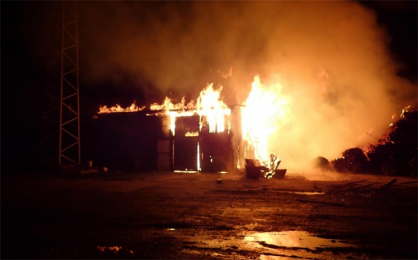 Čtyři jednotky hasičů zasahovaly při požáru haly ve Vsetíně