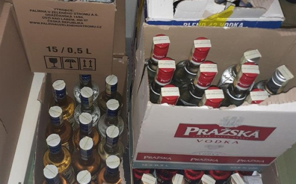 Zlínští celníci odhalili při kontrole prodejny potravin 282 litrů lihovin bez náležitých dokladů