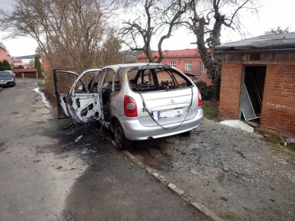 V místní části Lesní čtvrť ve Zlíně hořel osobní automobil