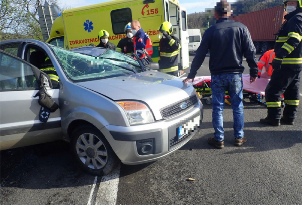 U obce Ústí na Vsetínsku došlo ke střetu dvou vozidel, tři osoby se zranily