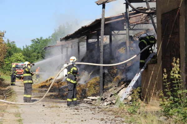 15 jednotek hasičů zasahovalo u požáru seníku v Koryčanech