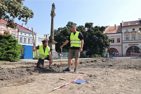 Archeolog Muzea regionu Valašsko zkoumá náměstí ve Valašském Meziříčí