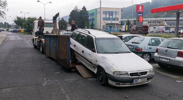 Město Vsetín se snaží vytěsnit z ulic dlouhodobě odstavené vozy a vraky