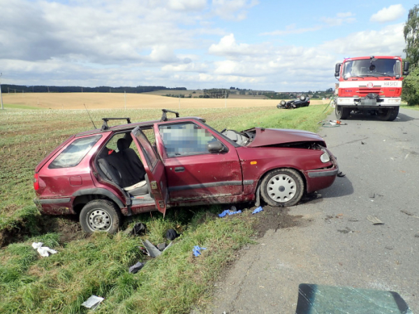 Při nehodě dvou osobních aut na Kroměřížsku zemřel 63letý řidič a dalších pět lidí se zranilo