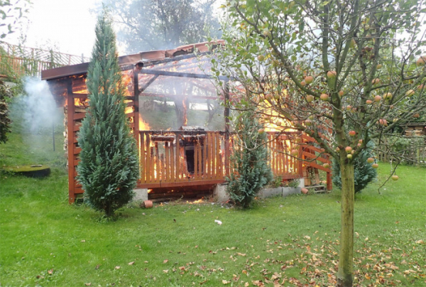 Ve Valašském Meziříčí došlo na zahradě rodinného domu k požáru pergoly 