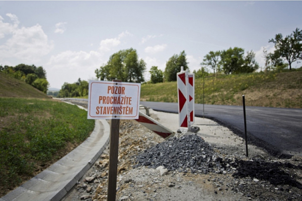 Silnice u Valašských Příkazů se dočká narovnání včetně nového nadjezdu nad železniční tratí