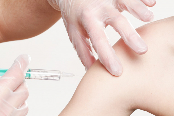 Covid-19 opět nabírá na síle, klíčové je očkování