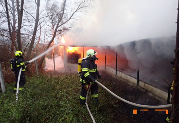 V obci Boršice u Blatnice došlo u rodinného domu k požáru přístřešku