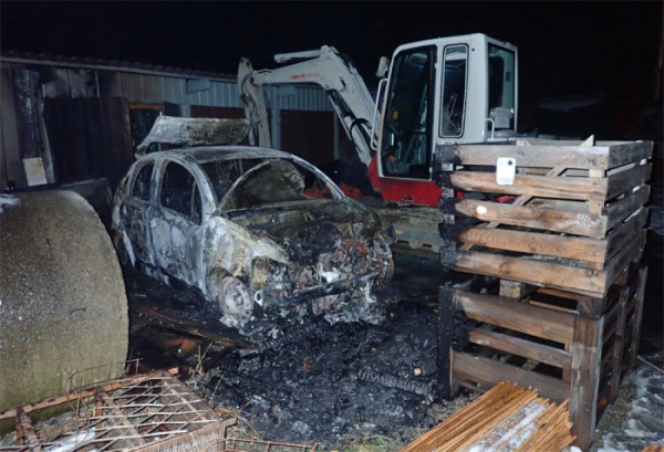 V průmyslovém areálu ve Všemině došlo k požáru zaparkovaného automobilu