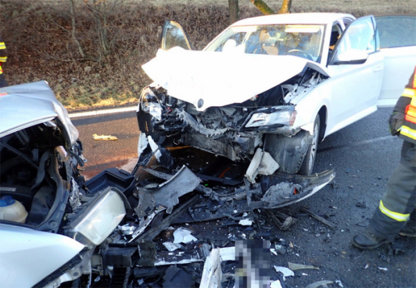Při střetu dvou osobních automobilů nedaleko Vizovic došlo ke zranění tří osob