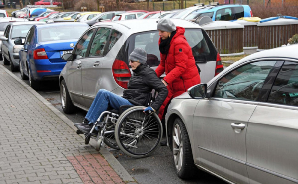 Řidičům ve Valašském Meziříčí hrozí pokuta až 2 500 korun za parkování u sjezdů a nájezdů z chodníků
