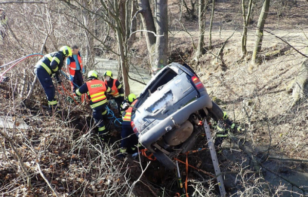Při nehodě osobního vozu u obce Trnava na Zlínsku museli hasiči vyprošťovat zraněného řidiče