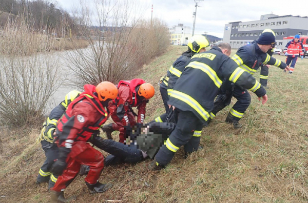 Ve Vsetíně zachránili hasiči 46letého muže, který spadl do náhonu potoka Rokytenka