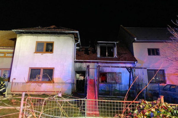 V rodinném domě na Kroměřížsku vypukl požár, majitelka skončila s popáleninami v nemocnici