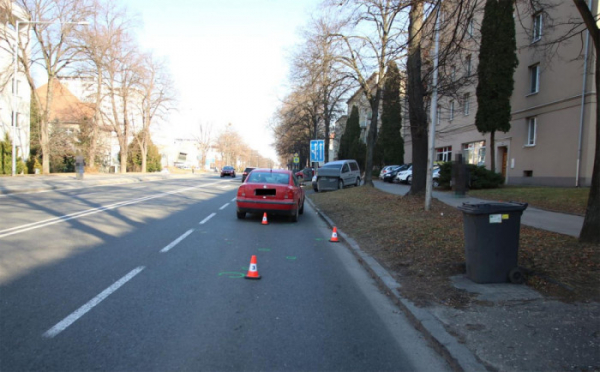 Řidič srazil ve Zlíně seniora, který přecházel mimo přechod. Policie hledá svědky nehody