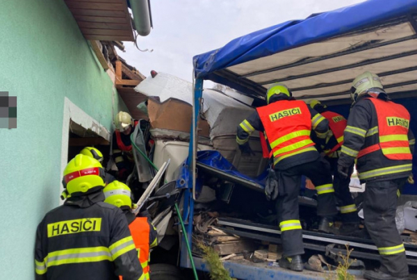 Hasiči vyprošťovali řidiče, který nákladním vozem narazil v Březnici na Zlínsku do rodinného domu