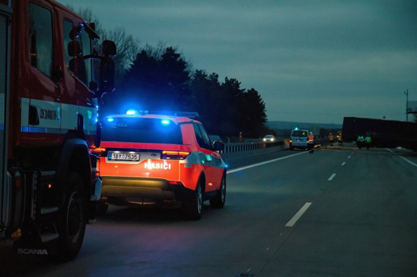 Při střetu dvou osobních aut na Kroměřížsku zemřela mladá žena, pět lidí skončilo v nemocnici