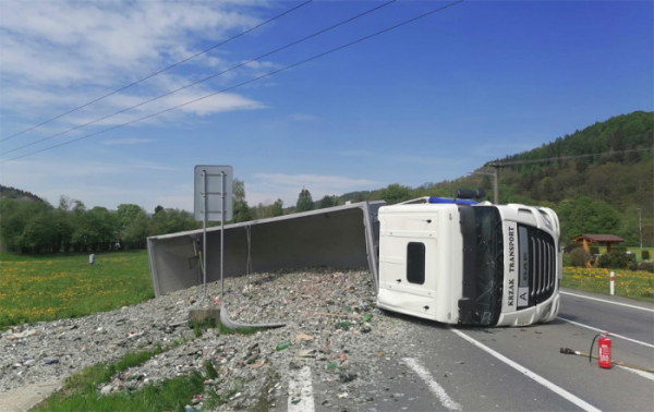 Mezi Vsetínem a Valašským Meziříčím se převrátil kamion s odpadem