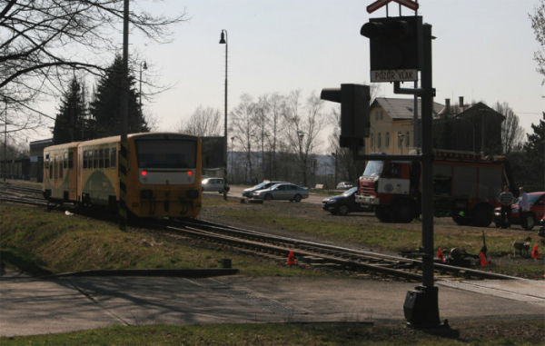 Provoz na trati v Bystřici pod Hostýnem zastavil střet dodávky s osobním vlakem