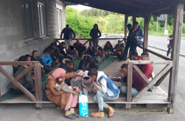 Policejní hlídka zadržela na Vsetínsku dodávku s 31 migranty včetně dětí