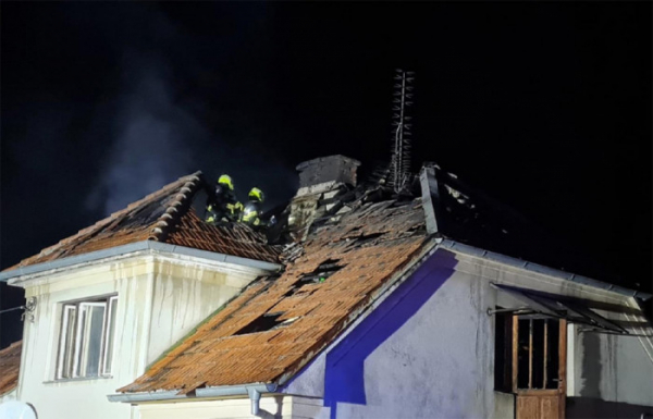 V Rudicích došlo k požáru střechy rodinného domu. Dva lidé se nadýchali zplodin hoření