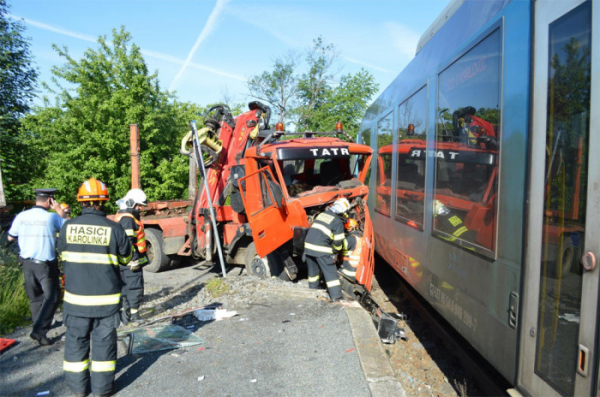 Provoz na železnici u Nového Hrozenkova zastavil střet kladovky s osobním vlakem
